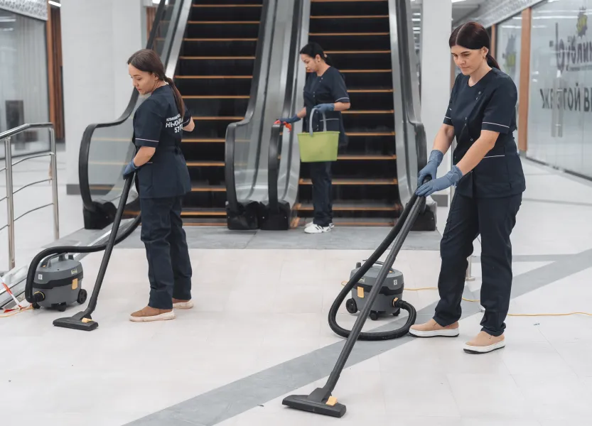 Заказывайте услуги по уборке предприятий, офисов, торговых центров, мойке фасадов и окон, химчистке мебели в соответствии с требованиями ГОСТ и СанПин