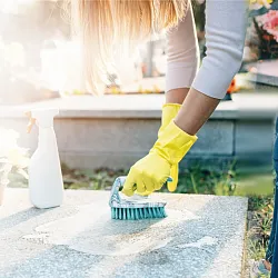 Уборка могил, уход за памятниками